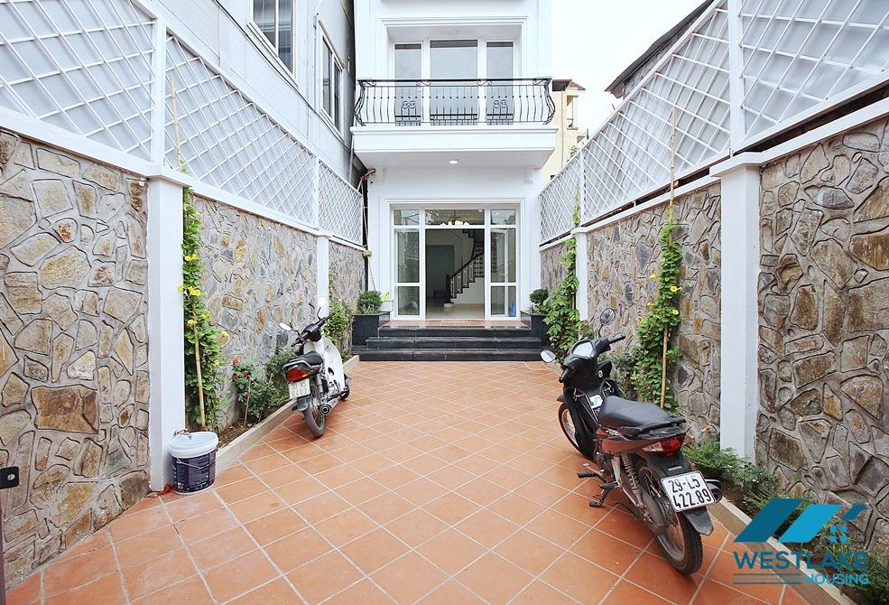 Unfurnished four bedrooms house for rent in Dang Thai Mai st, Tay Ho area