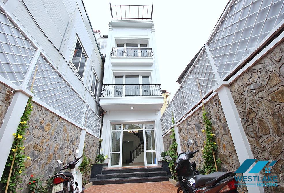 Unfurnished four bedrooms house for rent in Dang Thai Mai st, Tay Ho area