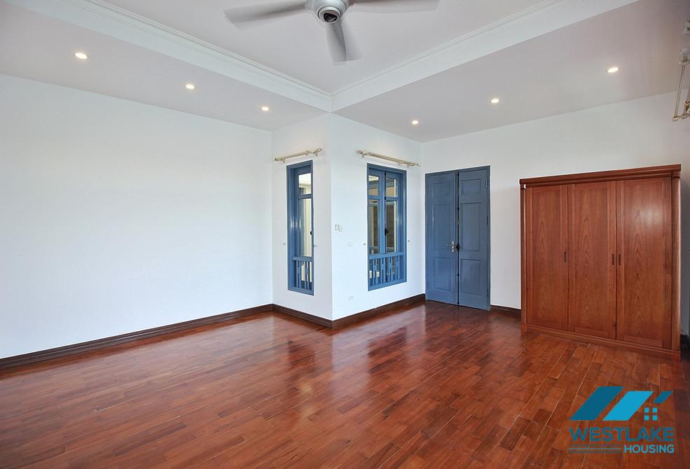 Renovated, lake view four bedrooms house for rent in Tay Ho, Ha Noi