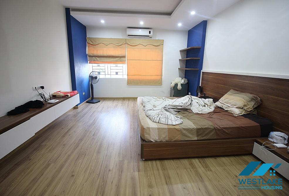 A nice 4 bedroom house with yard in Au co, Tay ho