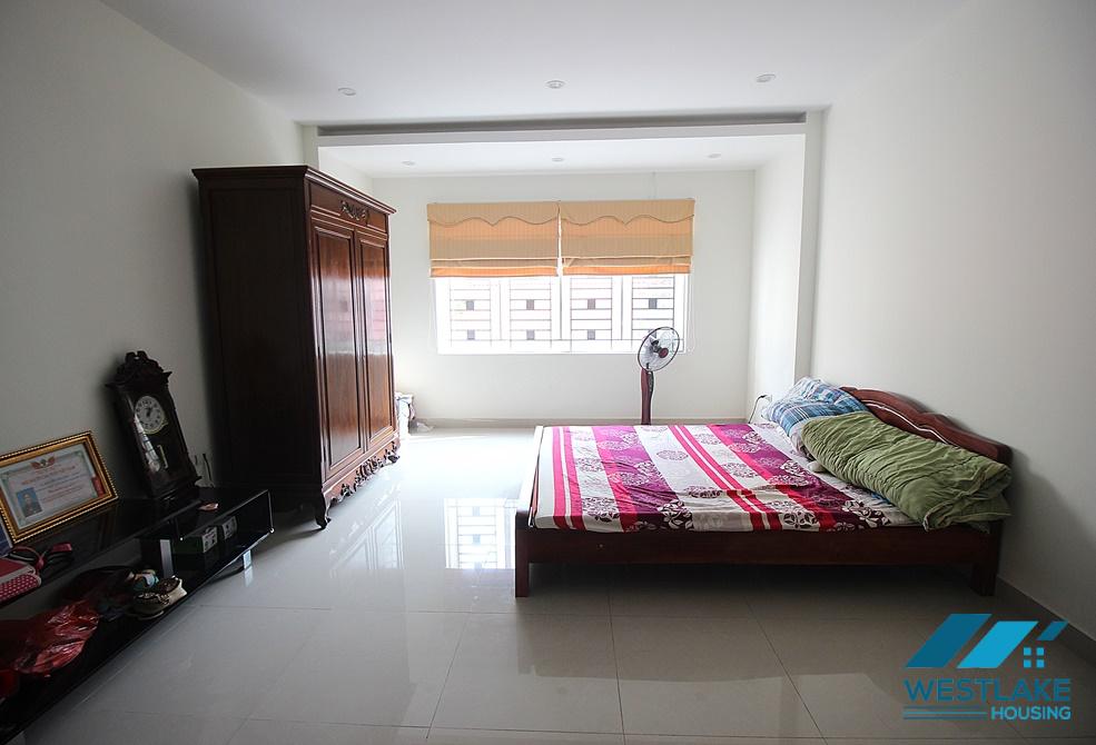 A nice 4 bedroom house with yard in Au co, Tay ho