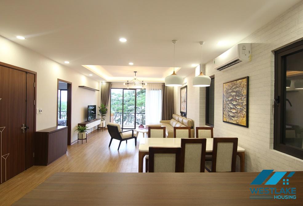 Tay Ho lake side spacious apartment for rent