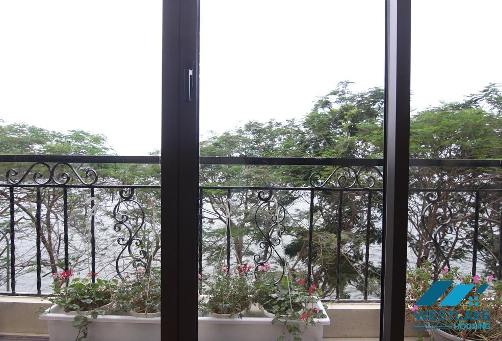 Tay Ho lake side spacious apartment for rent