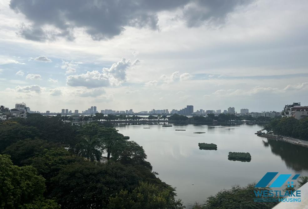 Cho thuê căn hộ 3 phòng ngủ view hồ tại Trúc Bạch, Ba Đình.