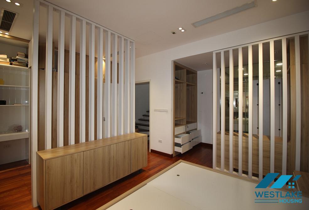 Four-bedroom semi-detached house for rent at Nguyet Que street Vinhome Harmony