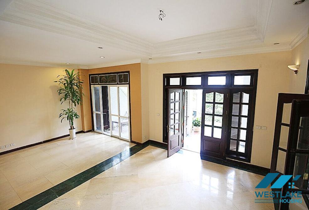 Ngôi nhà xinh xắn có sân vườn rộng rãi cho thuê tại Ciputra, Tây Hồ, Hà Nội