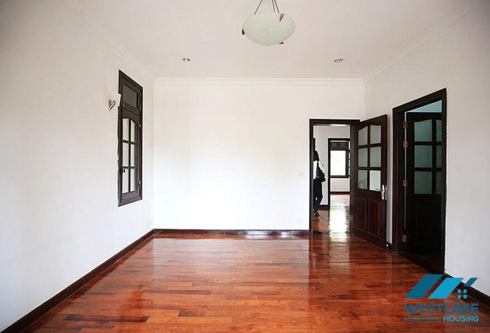 Ngôi nhà xinh xắn có sân vườn rộng rãi cho thuê tại Ciputra, Tây Hồ, Hà Nội