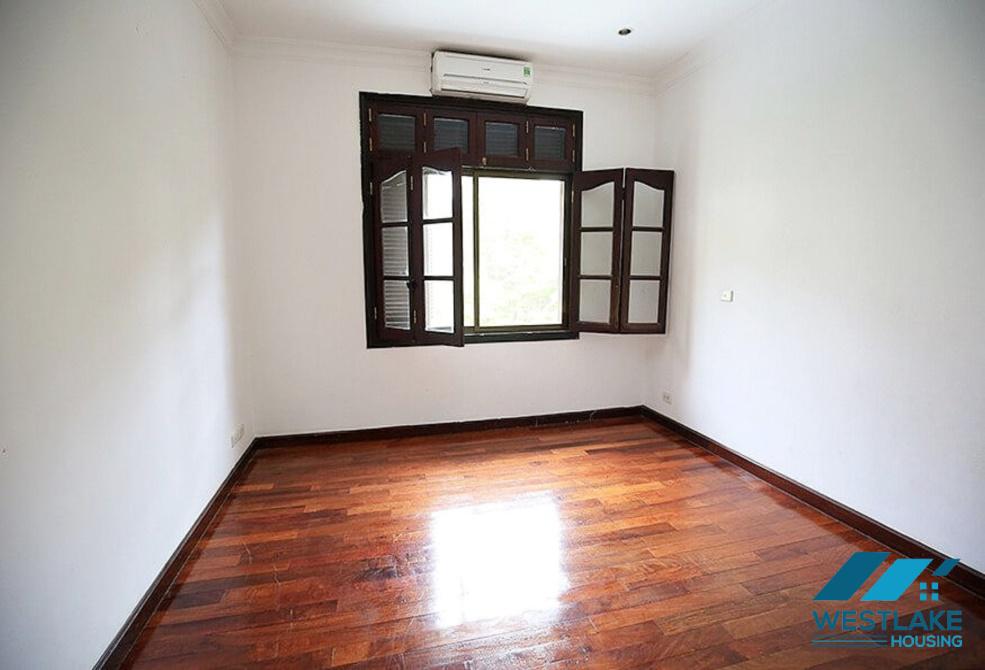 Ngôi nhà xinh xắn có sân vườn rộng rãi cho thuê tại Ciputra, Tây Hồ, Hà Nội