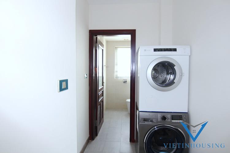 Căn hộ duplex 4 phòng ngủ 4 vệ sinh tầng cao nhất của tòa nhà cho thuê tại đường Âu Cơ.Tây Hồ