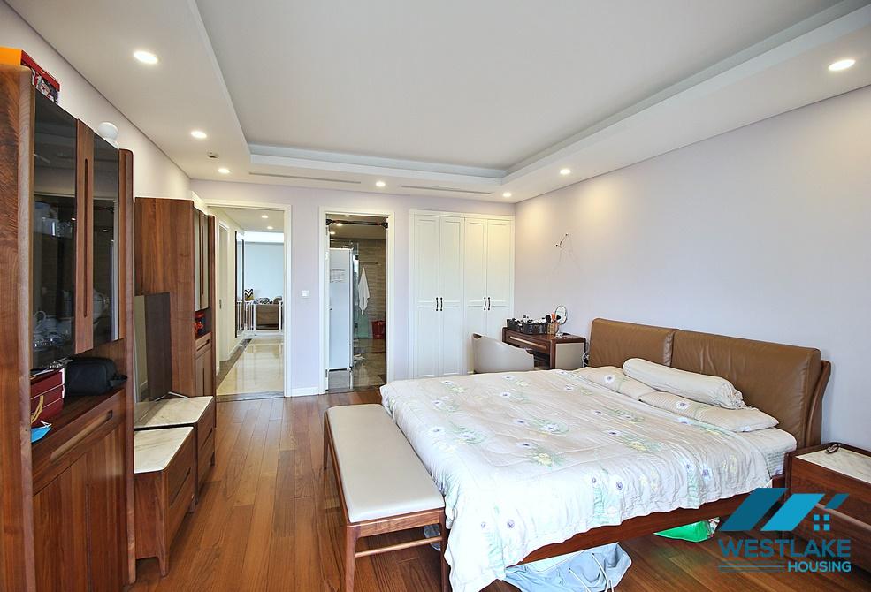 Cho thuê căn hộ 3 phòng ngủ diện tích 146m2 tại tòa nhà D'Leroi Soleil, Xuân Diệu, Tây Hồ