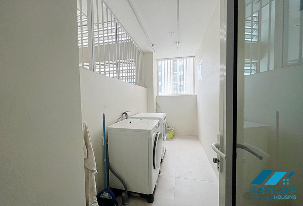Cho thuê căn hộ 3 phòng ngủ, diện tích 154m2, nội thất hiện đại tại tòa nhà L, Ciputra