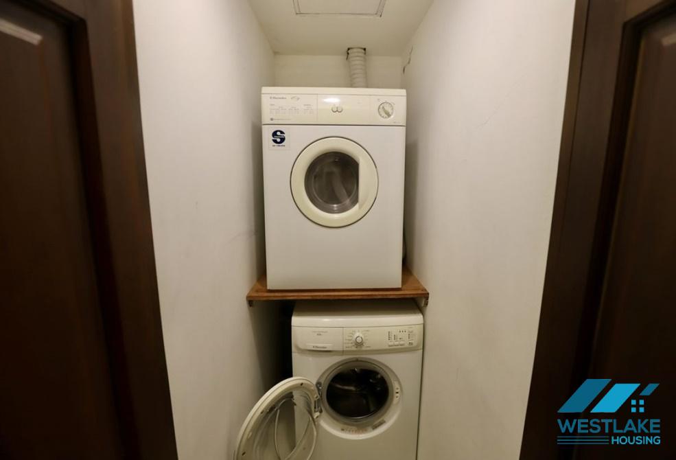 Cho  thuê căn hộ 2 phòng ngủ khồng thoáng sáng tại Trục Bạch