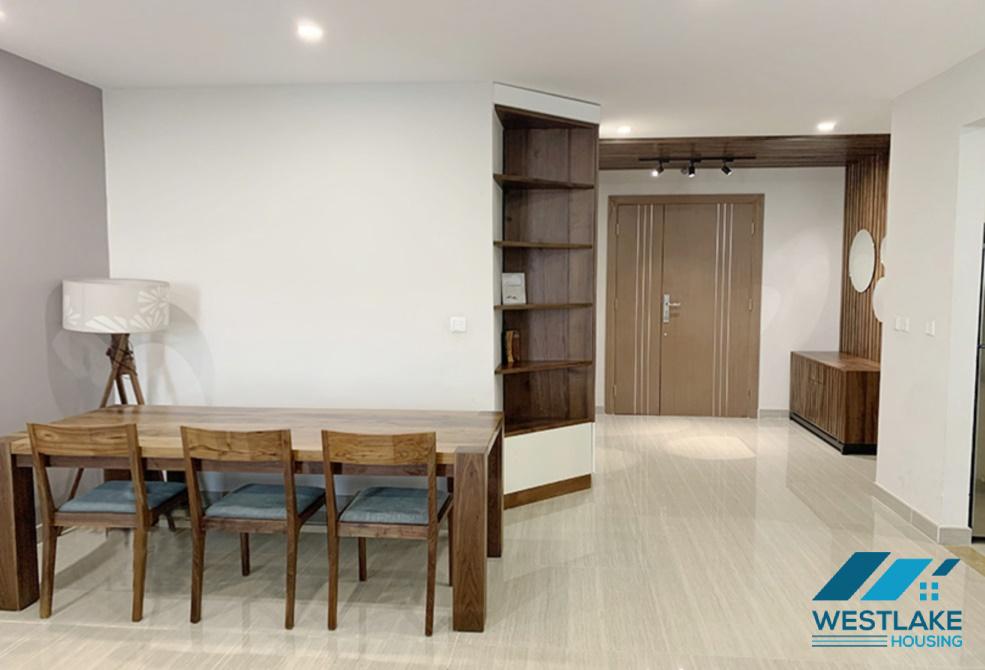 Căn hộ 3 phòng ngủ có ban công đẹp, đầy đủ nội thất hiện đại, tầng cao cho thuê