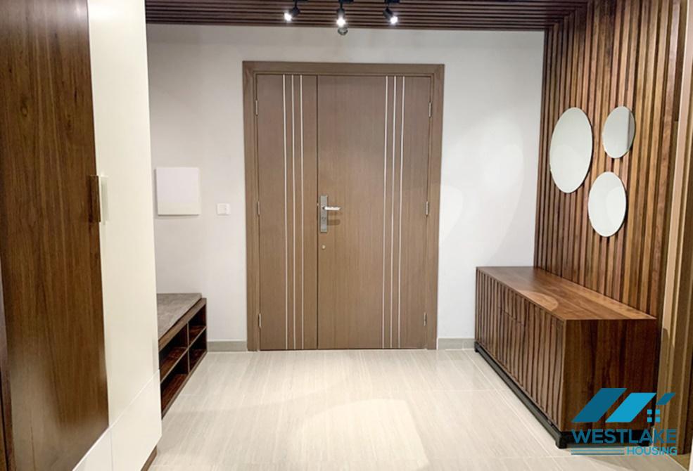 Căn hộ 3 phòng ngủ có ban công đẹp, đầy đủ nội thất hiện đại, tầng cao cho thuê