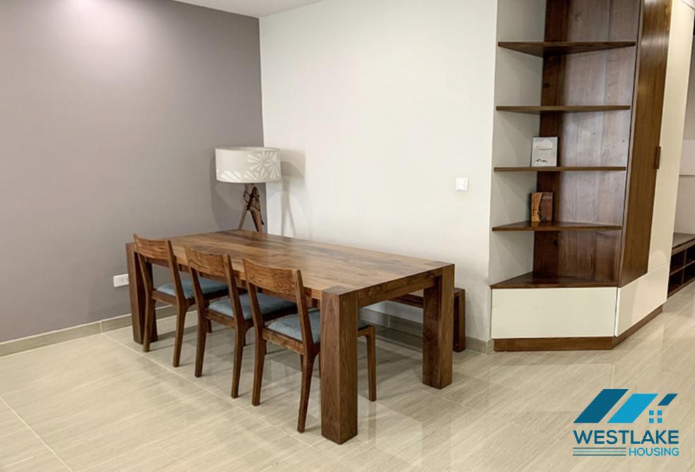 Căn hộ 3 phòng ngủ có ban công đẹp, đầy đủ nội thất hiện đại, tầng cao cho thuê