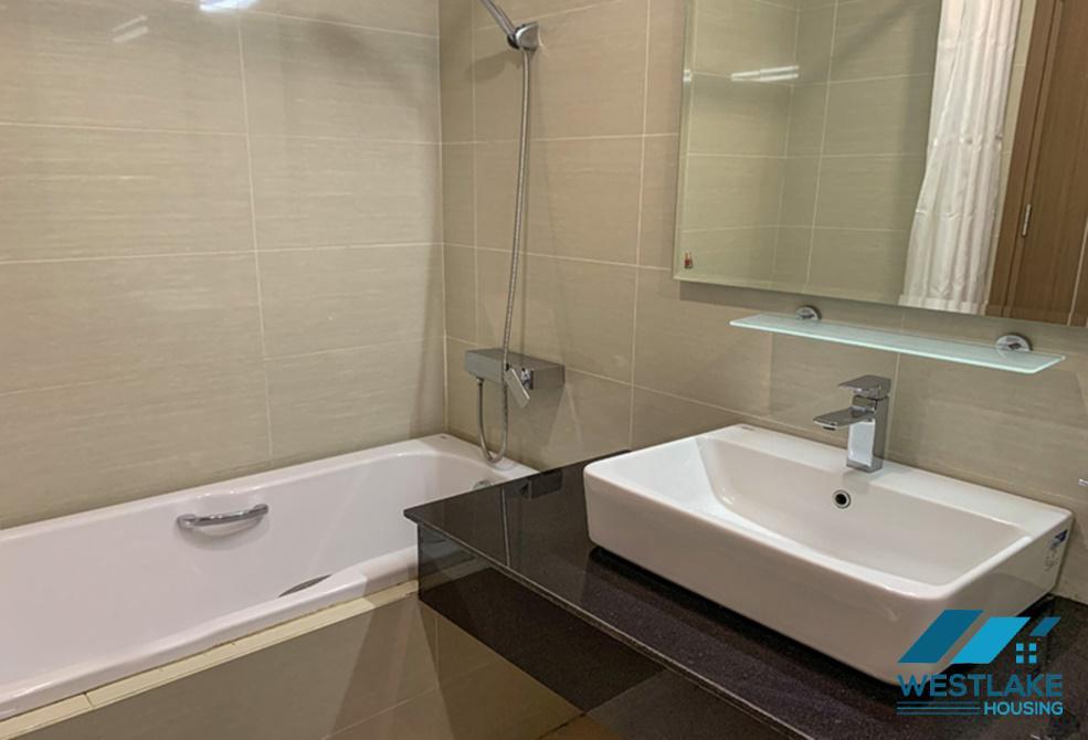 Căn hộ 3 phòng ngủ có ban công đẹp, đầy đủ nội thất hiện đại, tầng cao cho thuê