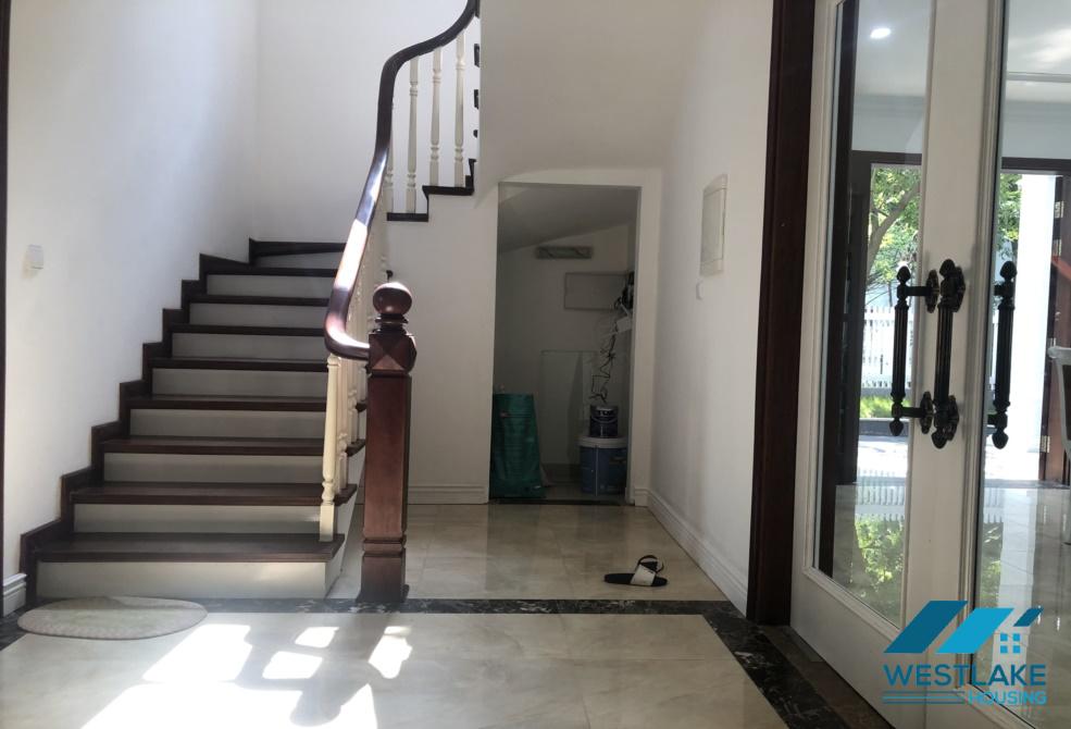 Biệt thự mới đẹp, căn góc, có sân rộng cho thuê