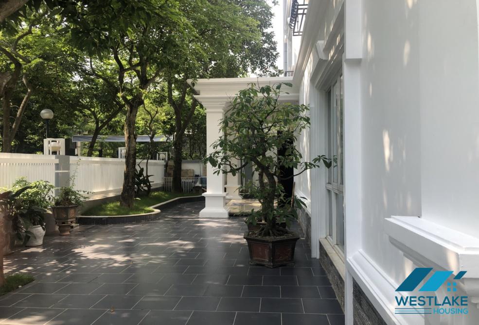Biệt thự mới đẹp, căn góc, có sân rộng cho thuê