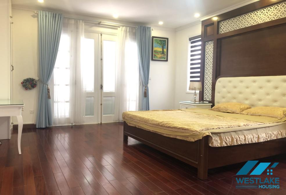 Biệt thự mới đẹp, căn góc, có sân rộng cho thuê