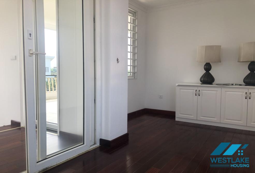 Biệt thự mới đẹp, căn góc, có sân rộng cho thuê