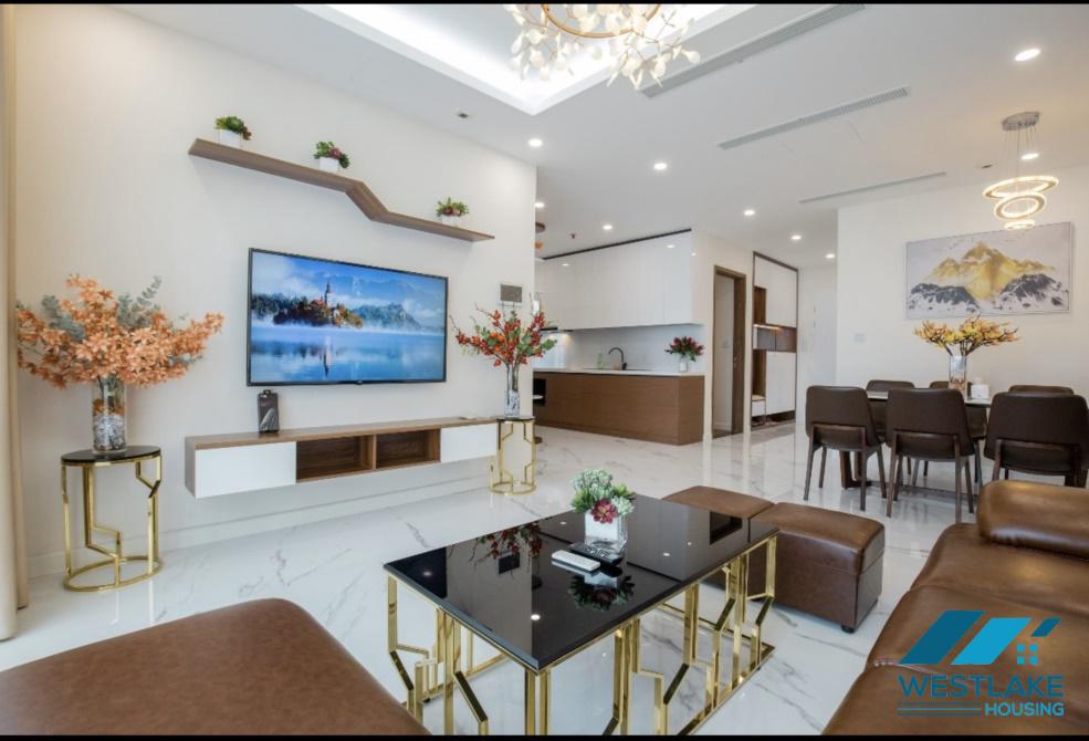 A luxurious 3 bedroom apartment for rent in Sunshine City near Ciputra