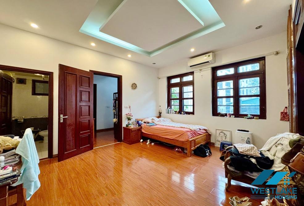 Nhà 4 Phòng Ngủ Có Sân Vườn Thoáng Mát, Cho Thuê Tại Tây Hồ, Hà Nội