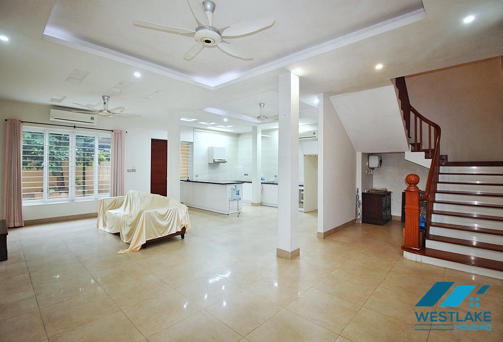 Nhà Đẹp 4 Phòng Ngủ, Sân Vườn Rộng Sáng Thoáng Cho Thuê Tại Tây Hồ, Hà Nội