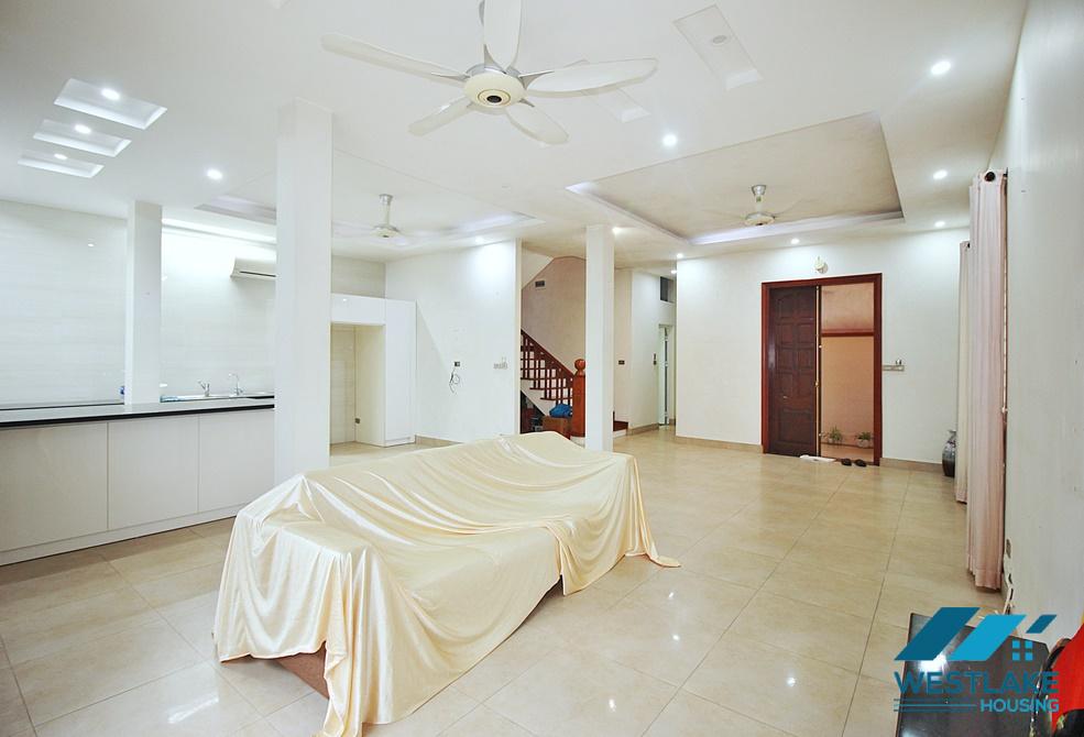 Nhà Đẹp 4 Phòng Ngủ, Sân Vườn Rộng Sáng Thoáng Cho Thuê Tại Tây Hồ, Hà Nội