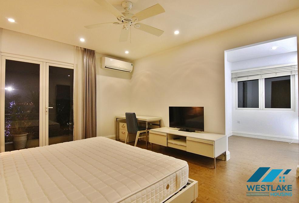 Beautiful corner villa with large garden for rent in Vinhomes Riverside, Long Bien, Ha Noi
