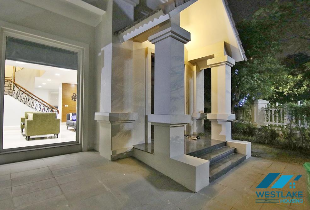 Beautiful corner villa with large garden for rent in Vinhomes Riverside, Long Bien, Ha Noi