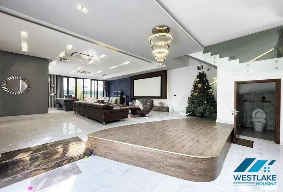 Large villa with swimming pool for rent in Vinhomes Riverside, Long Bien, Ha Noi