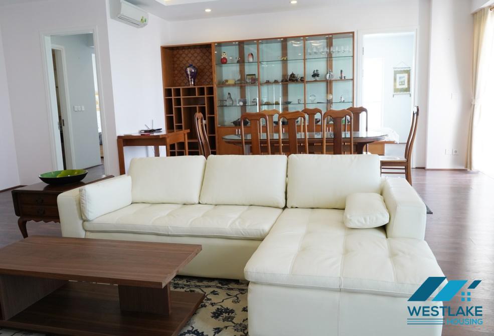 Cho thuê căn hộ 2 phòng ngủ lớn tại tòa nhà L, Ciputra, Hà Nội