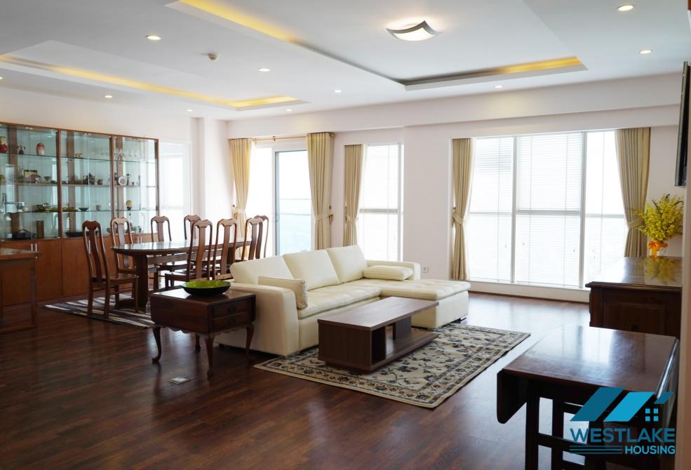 Cho thuê căn hộ 2 phòng ngủ lớn tại tòa nhà L, Ciputra, Hà Nội