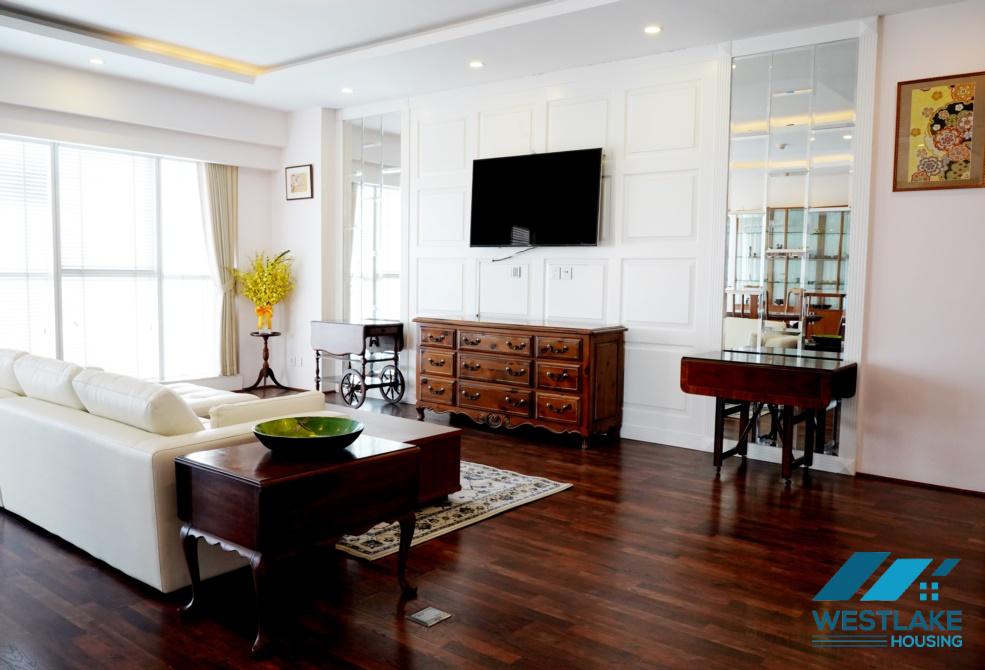 Cho thuê căn hộ 2 phòng ngủ lớn tại tòa nhà L, Ciputra, Hà Nội