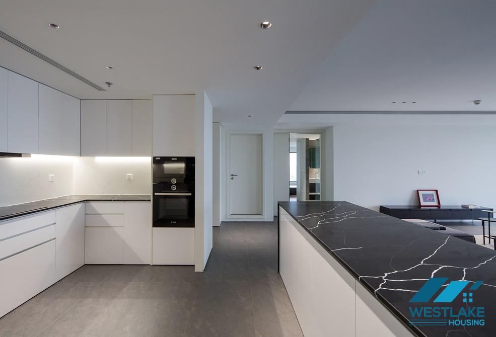 Classy 4-bedroom apartment with great city/lake view in Xuan Dieu, Tay Ho