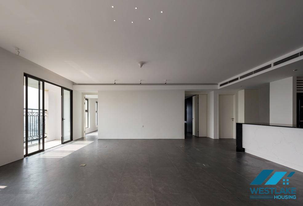 Classy 4-bedroom apartment with great city/lake view in Xuan Dieu, Tay Ho