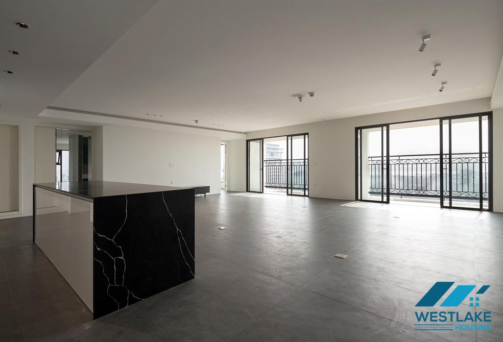 Classy 4-bedroom apartment with great city/lake view in Xuan Dieu, Tay Ho