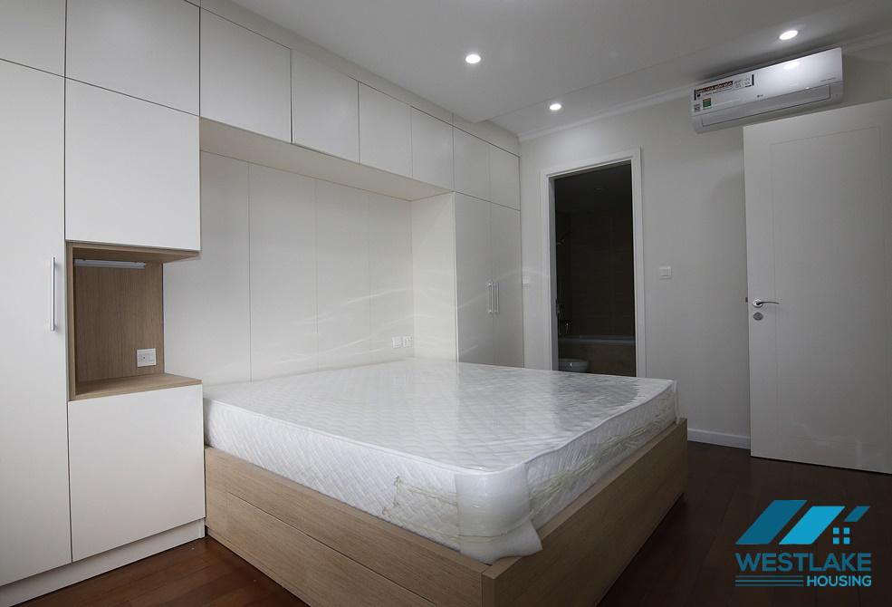 Căn hộ 3 phòng ngủ hoàn toàn mới – View hồ Nhân Chính tuyệt đẹp cho thuê