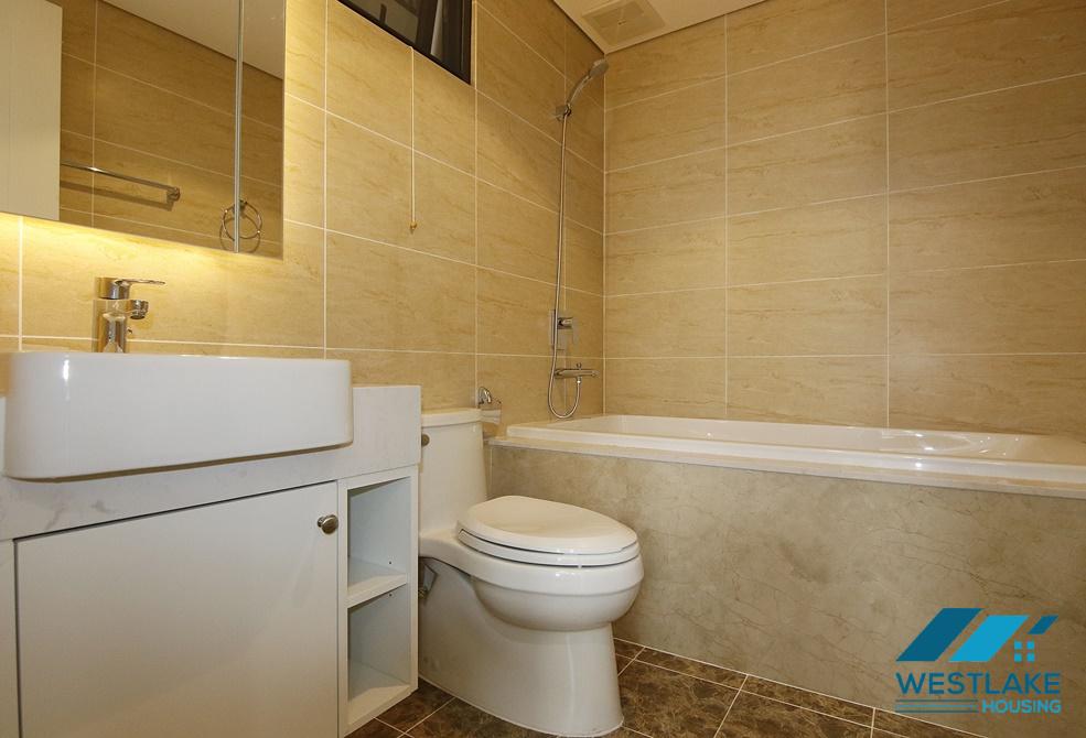 Căn hộ 3 phòng ngủ hoàn toàn mới – View hồ Nhân Chính tuyệt đẹp cho thuê