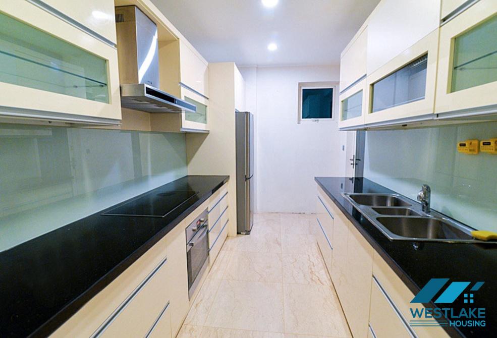 Cho thuê căn hộ đầy đủ nội thất tâng cao tháp L Ciputra