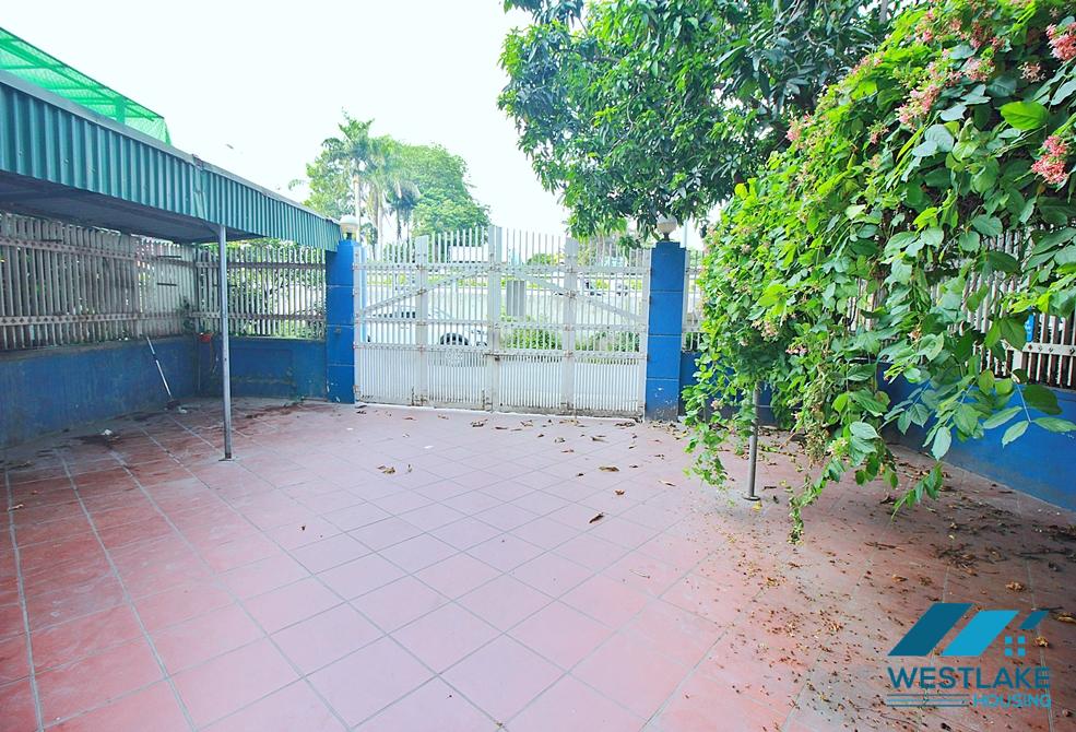 An office or coffee house with big yard for rent in Tay Ho, Ha Noi