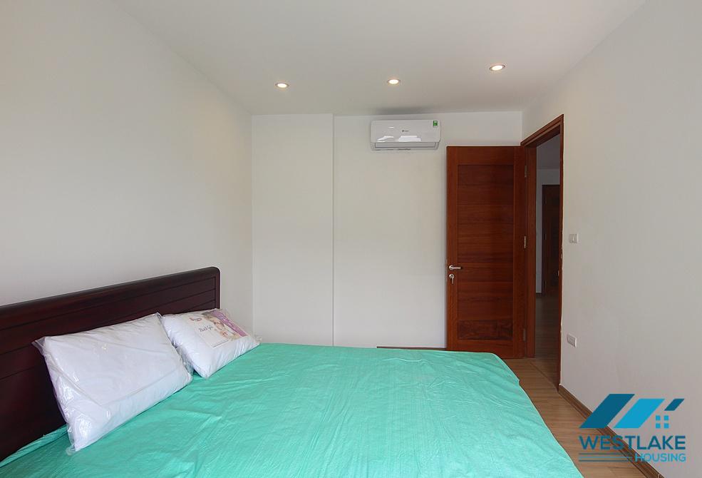 Lake view 3 bedrooms apartment for rent on Au Co street, Tay Ho district, Ha Noi