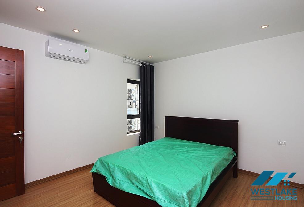 Lake view 3 bedrooms apartment for rent on Au Co street, Tay Ho district, Ha Noi