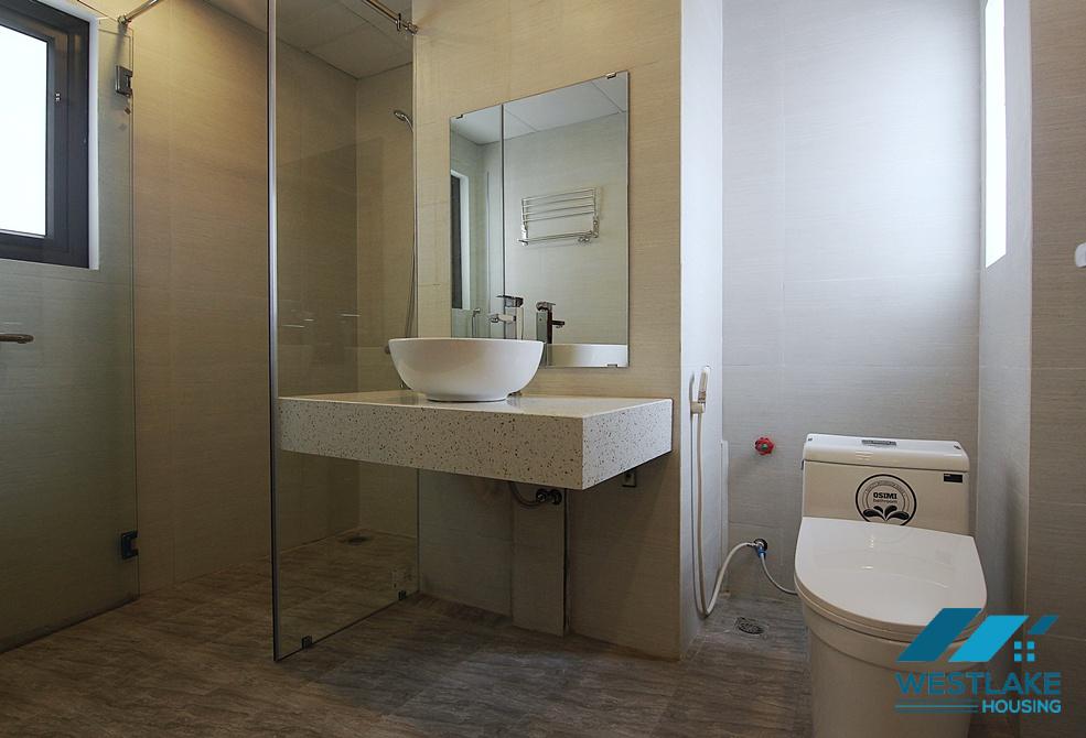Lake view 3 bedrooms apartment for rent on Au Co street, Tay Ho district, Ha Noi