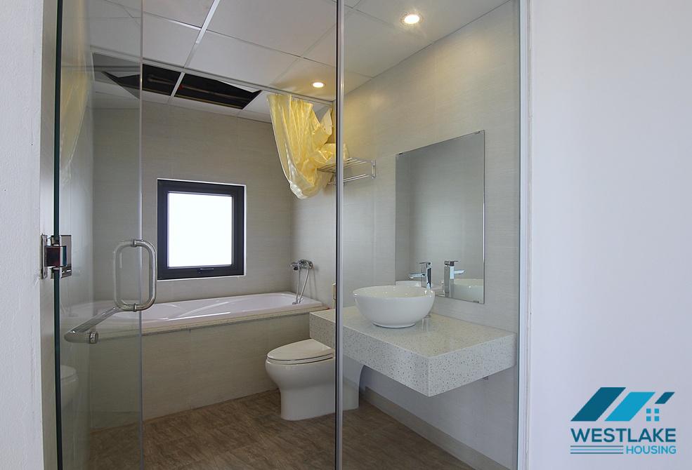 Lake view 3 bedrooms apartment for rent on Au Co street, Tay Ho district, Ha Noi