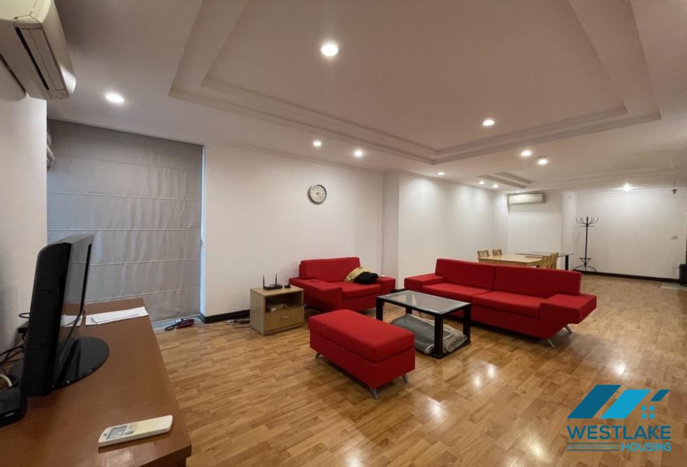 Cho thuê căn hộ 3 phòng ngủ đầy đủ nội thất, tầng cao, ban công rộng, nhiều tiện ích xung quanh