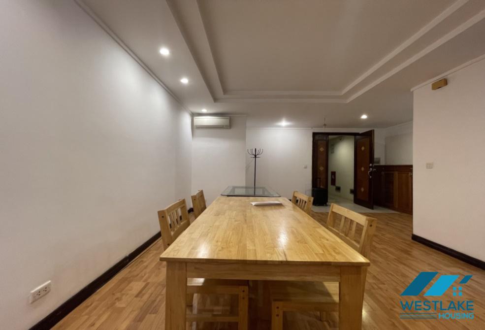Cho thuê căn hộ 3 phòng ngủ đầy đủ nội thất, tầng cao, ban công rộng, nhiều tiện ích xung quanh