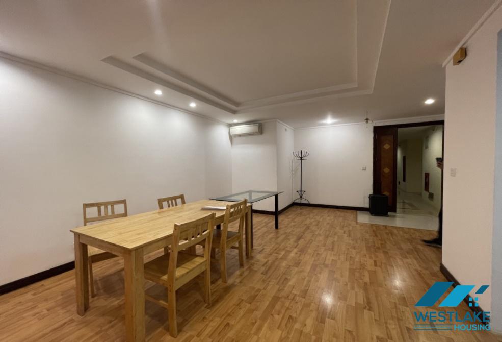Cho thuê căn hộ 3 phòng ngủ đầy đủ nội thất, tầng cao, ban công rộng, nhiều tiện ích xung quanh