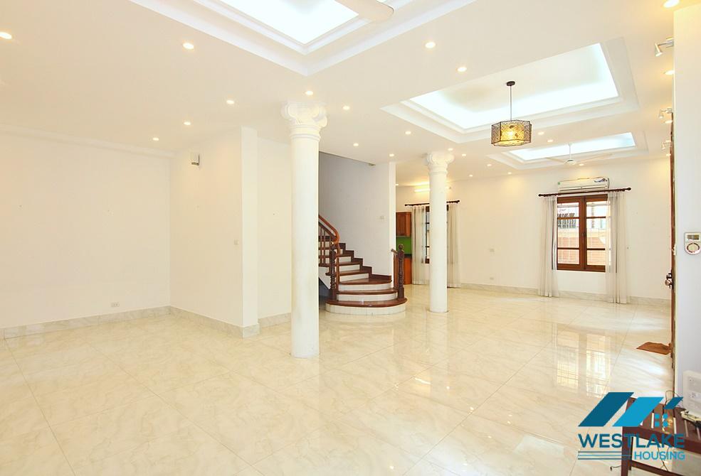 Nhà Đẹp 4 Phòng Ngủ Ban Công Sân Vườn Rộng Thoáng Sáng Cho Thuê Tại Tây Hồ, Hà Nội