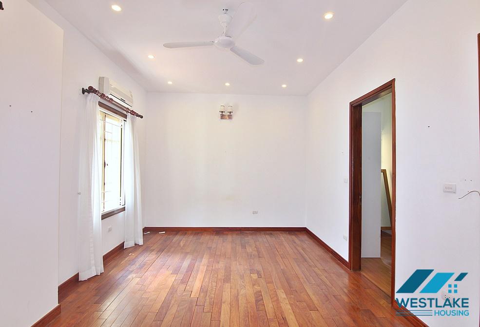 Nhà Đẹp 4 Phòng Ngủ Ban Công Sân Vườn Rộng Thoáng Sáng Cho Thuê Tại Tây Hồ, Hà Nội